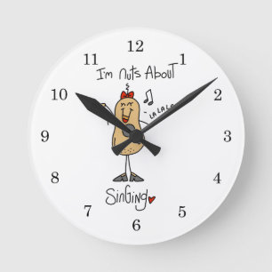 Nüsse über Singen T-Shirts und Geschenke Runde Wanduhr