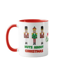 Nüsse über Weihnachts-Nutcracker-Tasse