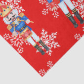 Nussknacker Git, das Seidenpapier einwickelt (Detail)