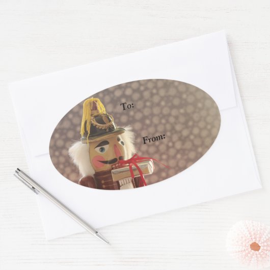 Nussknacker mit silbernen Geschenketiketten Ovaler Aufkleber (Umschlag)