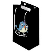 Nut-whal Funny Narwhal Pun Dark BG Kleine Geschenktüte (Vorderseite Schrägansicht)
