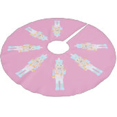 Nutcracker mit einer Candy Cane mit Gruß Polyester Weihnachtsbaumdecke (Schrägansicht)