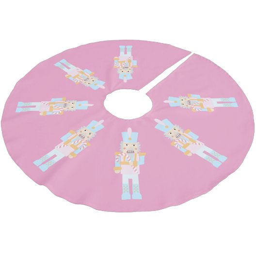 Nutcracker mit einer Candy Cane mit Gruß Polyester Weihnachtsbaumdecke (Schrägansicht)