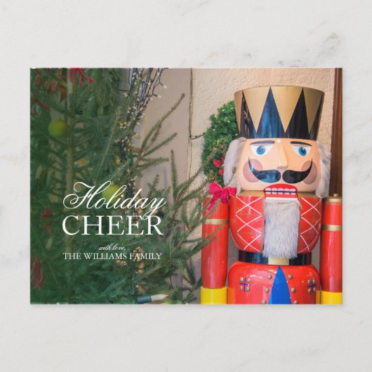 Nutcracker neben dekorierten Ferienbaumen Feiertagspostkarte (Vorderseite)