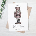 Nutcracker Retro-weiße Weihnachten<br><div class="desc">Weißer Hintergrund und ein staubiger Nussknacker in Rose. Frohe Weihnachten geschrieben mit einem trendigen Handgriff Stil Skript. Zurück: Fügen Sie Ihre Notiz und Ihre Namen hinzu.</div>