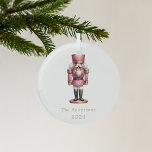 Nutcracker Rosa Ornament Aus Glas<br><div class="desc">Weißer Hintergrund und ein rosa Nussknacker. Personalisieren und fügen Sie einen Namen und ein Jahr.</div>