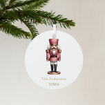 Nutcracker Rosa Ornament Aus Metall<br><div class="desc">Weißer Hintergrund und ein rosa Nussknacker. Personalisieren und fügen Sie einen Namen und ein Jahr.</div>
