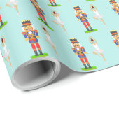 Nutcracker und Balletttänzer auf aquamarinem Licht Geschenkpapier (Rolleneckpunkt)