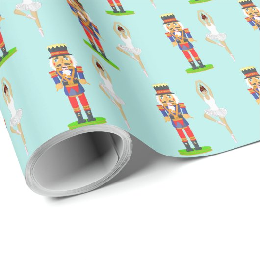 Nutcracker und Balletttänzer auf aquamarinem Licht Geschenkpapier (Rolleneckpunkt)