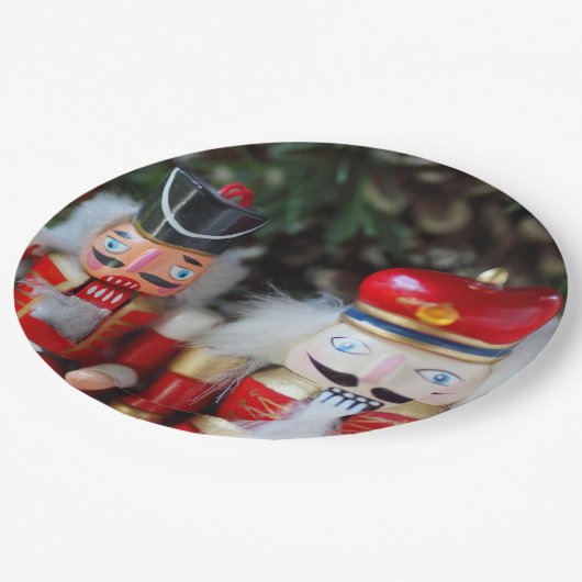 Nutcrackers mit Urlaubshintergrund Pappteller (Schrägansicht)