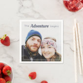 Nutzen Sie Ihr eigenes Foto Das Abenteuer beginnt  Serviette (Beispiel)