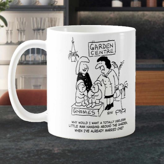 Nützliches Gnome im Gartencenter. Funny Kaffeetasse