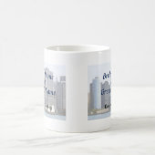 NY - Schooner gegen Manhattan Skyline Kaffeetasse (Mittel)