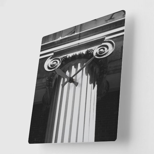 NYC-Architektur I Quadratische Wanduhr (Winkel)