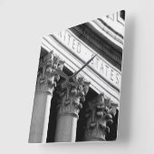 NYC Architektur VIII Quadratische Wanduhr (Winkel)