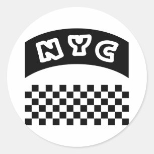 NYC Cutout mit Taxi Checkerboard und Banner Runder Aufkleber