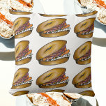 NYC Deli Breakfast Brunch Bagel Lox Kapern Zwiebel Kissen<br><div class="desc">Das dekorative Kissen zeigt eine originelle Markierer-Abbildung eines Bagel im NYC-Deli-Stil, überzogen mit Sahne, Lachslocken, Kapern und roten Zwiebeln. Dieses Design ist auch auf anderen Produkten erhältlich. In diesem Shop finden Sie auch viele weitere Illustrationen zum Thema Essen. Sehen Sie nicht, wonach Sie suchen? Brauchen Sie Hilfe bei der Anpassung?...</div>