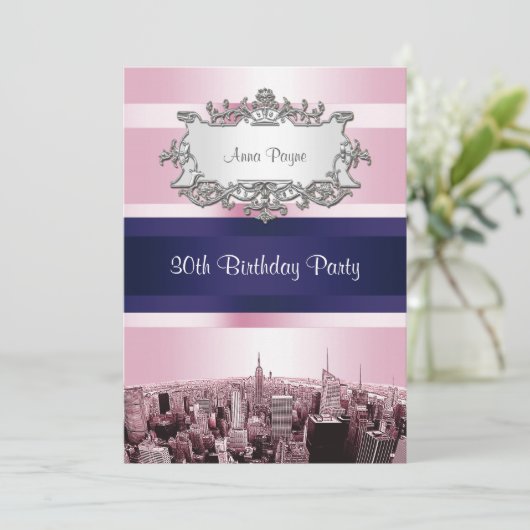 NYC Etched Skyline 2 Pink BG, Blue Ribbon Geburtst Einladung (Stehend Vorderseite)