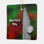 NYC Flatiron Gebäude Red Grn Starry Xmas Keramikornament (Links)