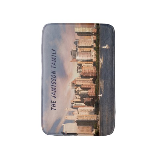 NYC Lower Manhattan Skyline mit Personalisiertem N Badematte (Vorderseite Vertikal)