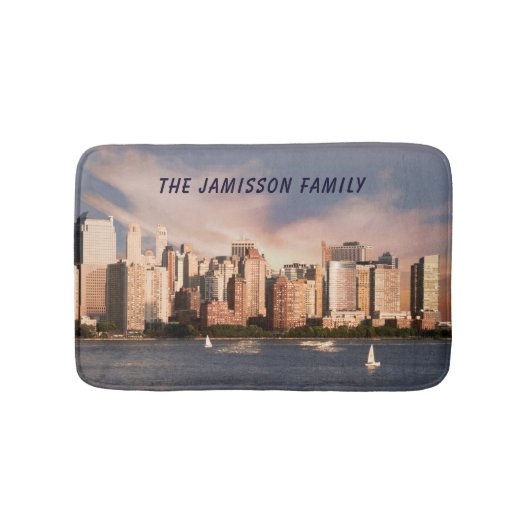 NYC Lower Manhattan Skyline mit Personalisiertem N Badematte (Vorderseite)