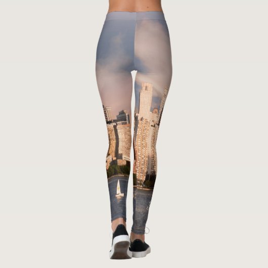 NYC Lower Manhattan Skyline mit Personalisiertem N Leggings (Rückseite)