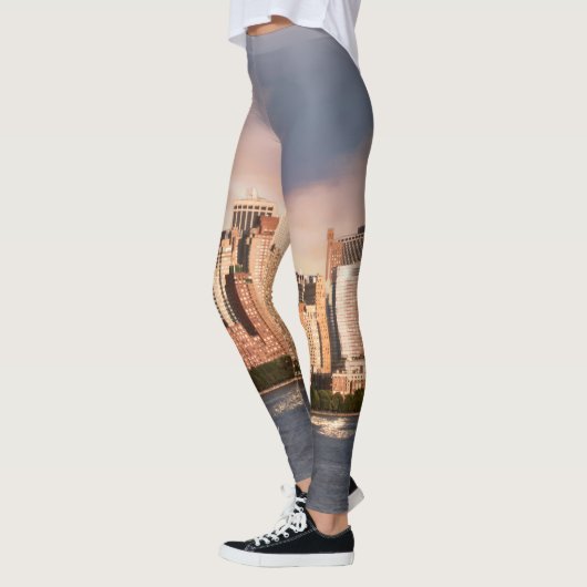 NYC Lower Manhattan Skyline mit Personalisiertem N Leggings (Links)