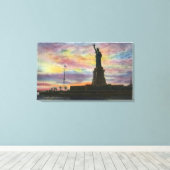 NYC, New YorkSunrise View of Statue of Liberty Leinwanddruck (Insitu (Holzboden))