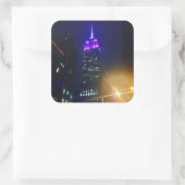 NYC Skycraper Lila Empire State Gebäude Night Quadratischer Aufkleber (Tasche)