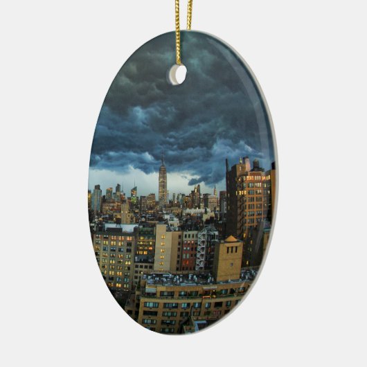 NYC Skyline: Beängstigende enorme derecho Sturmwol Keramikornament (Links)