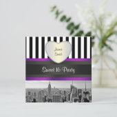 NYC Skyline BW Blk Wht Strip Purpl H Sweet 16 Part Einladung (Stehend Vorderseite)