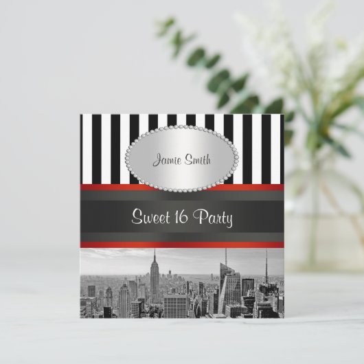 NYC Skyline BW Schwarz-weiß Stripe P Sweet 16 Part Einladung (Stehend Vorderseite)