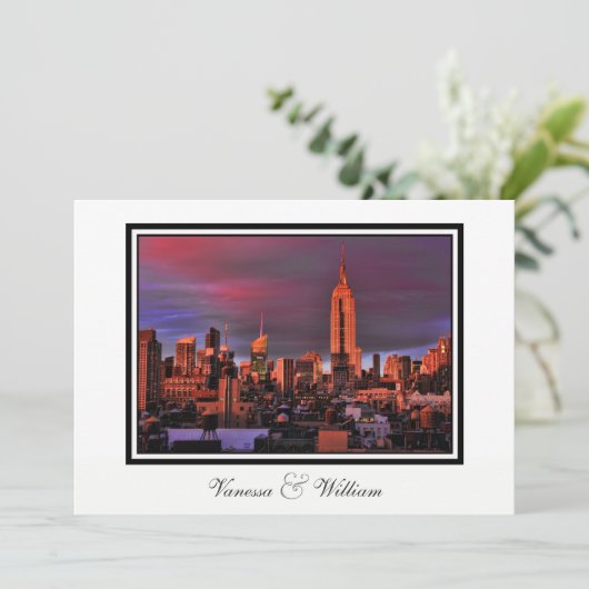 NYC Skyline ESB Surreal Sunset Wedite Einladung (Stehend Vorderseite)