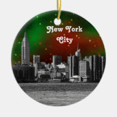 NYC Skyline Etched ESB Red and Green Starry Xmas Keramik Ornament (Vorne)