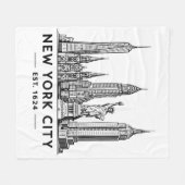 NYC Skyline Illustration with Statue of Liberty Fleecedecke (Vorderseite (Horizontal))