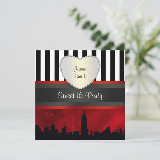 NYC Skyline Sil Red Sky Blk Wht Stripe H Sweet 16 Einladung (Stehend Vorderseite)
