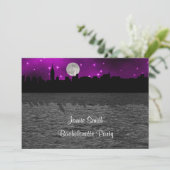 NYC Skyline Silhouette Moon Lila Bachelorette Einladung (Stehend Vorderseite)