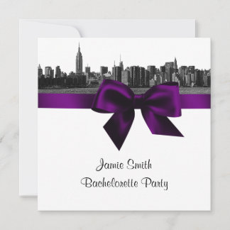 NYC Wide Skyline Etch BW Lila Bachelorette SQ Einladung