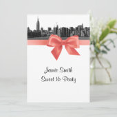 NYC Wide Skyline Etched BW Coral Sweet 16 Einladung (Stehend Vorderseite)