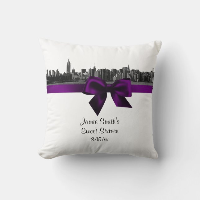 NYC Wide Skyline Etched BW Lila Pillow Kissen (Vorderseite)