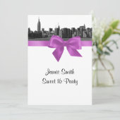 NYC Wide Skyline Etched BW Lilac Sweet 16 Einladung (Stehend Vorderseite)