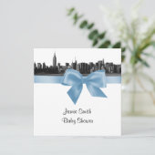 NYC Wide Skyline Etched BW Lt Blue Baby Dusche SQ Einladung (Stehend Vorderseite)