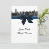 NYC Wide Skyline Etched BW Navy Blue Brautparty Einladung (Stehend Vorderseite)