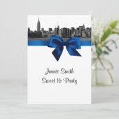 NYC Wide Skyline Etched BW Royal Blue Sweet 16 Einladung (Stehend Vorderseite)