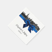 NYC Wide Skyline Etched BW Royal Blue Wedding Serviette (Ecke)