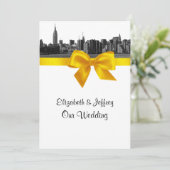NYC Wide Skyline Etched BW Yellow Wedding Einladung (Stehend Vorderseite)