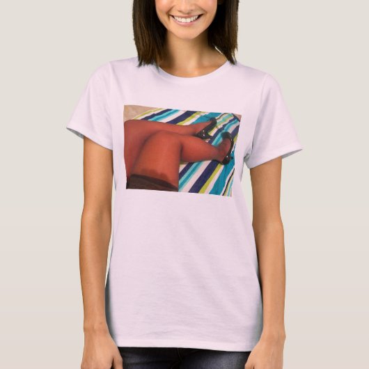 Nylon-Oberschenkel in Shiny Pumps Schuhe T-Shirt (Vorderseite)