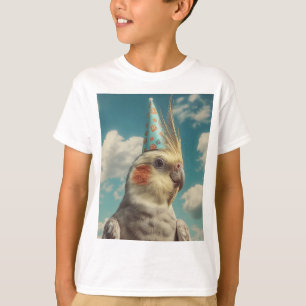 Nymphensittich mit Geburtstagshut vor blauem Himme T-Shirt