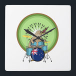 NZ Music Kiwi drumming Quadratische Wanduhr<br><div class="desc">Eine lustige Cartoon-Illustration eines Kiwi-Vogels,  der Trommeln spielt,  gestützt von einer Kiwi-Frucht. Ein Design für Schlagzeuger,  oder alle,  die NZ Liebe.</div>