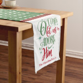 O Lass uns Adore Ihm Red Green Mittelgroßer Tischläufer (Beispiel)